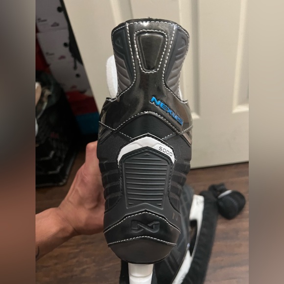COPY - COPY - Bauer Nexus 5000 Hockey Skates w/ blade covers - Picture 8 of 9